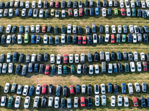 Открытая парковка, много машин в поле. Вид сверху - Фото, изображение