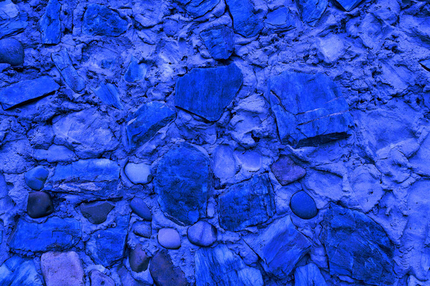 Абстрактний фон з багатьох великих каменів. Порожня кам'яна поверхня синього кольору
. - Фото, зображення