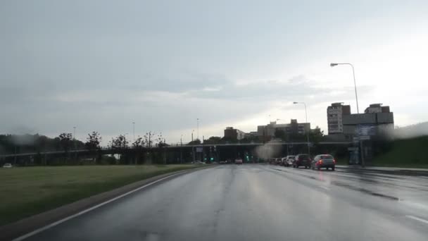 meghajtó autó eső crossroad - Felvétel, videó