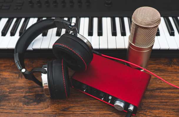 Piyano, kulaklık, mikrofon ve ses kartı. Kayıt stüdyosu. - Fotoğraf, Görsel