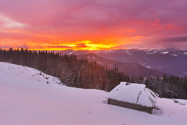 Zima, aktivní dovolená v Karpat s malebnými domky a spoustou sněhu. - Fotografie, Obrázek
