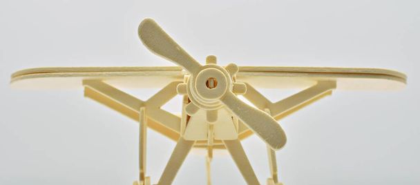 Toy plane en bois sur fond blanc - Photo, image