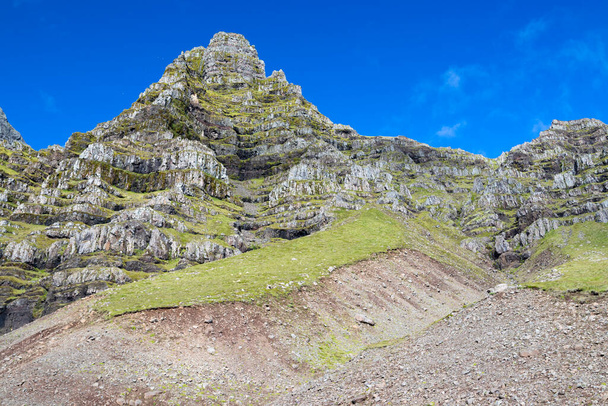 Montaña islandesa con estructura de piedra volcánica en capas. Viaje de verano, Islandia Oriental. Hermoso paisaje islandés. - Foto, imagen