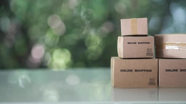 Посадочный снимок стопки картонных коробок с текстом интернет-покупок, заказ из интернет-магазинов. Интернет-магазины или концепция электронной коммерции - Кадры, видео