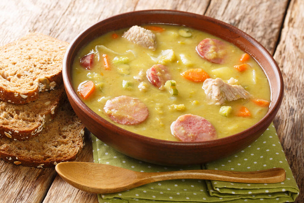 Snert другое название для erwtensoep, является популярным блюдом в Голландии, и часто цитируется как голландский суп крупным планом в тарелке на столе. hhhonta - Фото, изображение
