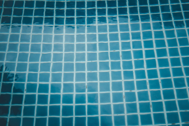 Siniset laatat uima-allas veden heijastus rakenne. Yläkuva - Valokuva, kuva