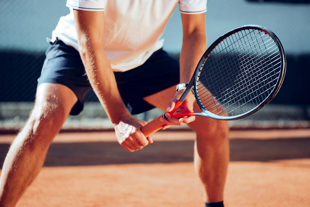 Tennis player standing in ready position on tennis court - Foto, Imagem
