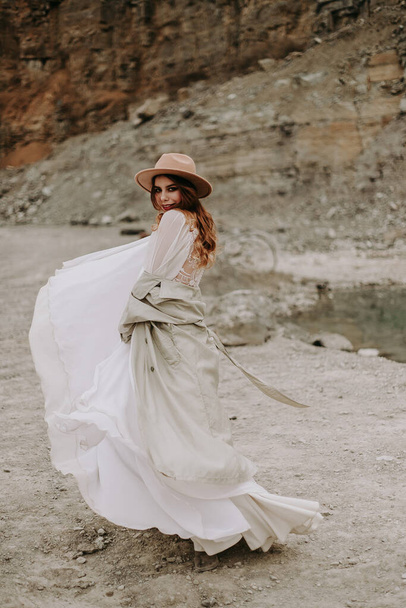 vonzó lány fehér ruhában pózol a szabadban   - Fotó, kép