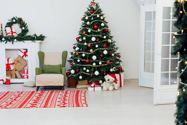Χριστουγεννιάτικο εσωτερικό λευκό δωμάτιο Χριστουγεννιάτικο δέντρο με δώρα το νέο έτος διακόσμηση Δεκέμβριος - Φωτογραφία, εικόνα