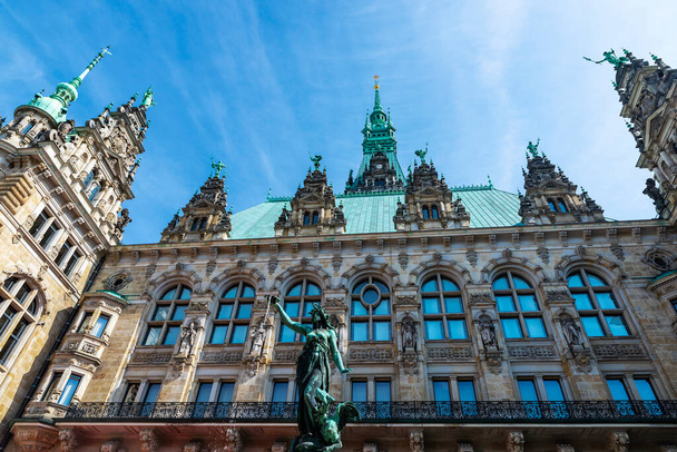 Fachada del Ayuntamiento de Hamburgo y la fuente Hygieia en el centro de Hamburgo, Alemania - Foto, imagen
