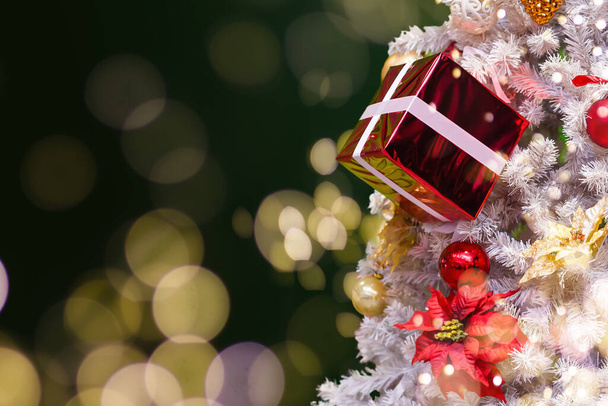 Árbol de abeto decorado con bolas de Navidad en madera rústica y brilla luces desenfocadas en el backgorund. Copiar el espacio para uso creativo. Foto de alta calidad - Foto, imagen