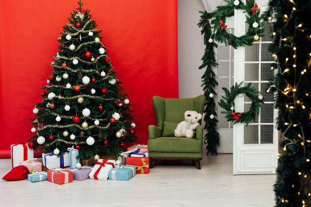 Интерьер новогодней елки с подарками - Фото, изображение