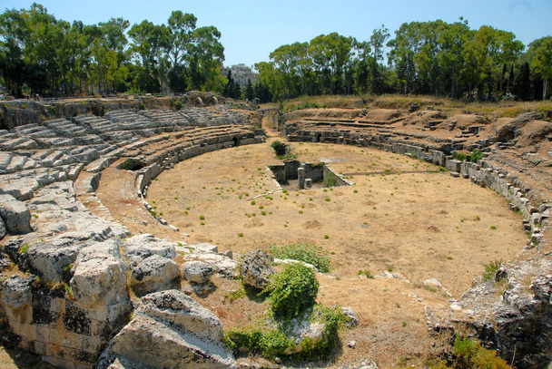 Rooman Amfiteatteri Syracuse on yksi edustavimmista rakennuksista varhaisen Rooman keisarillisen aikakauden. - Valokuva, kuva