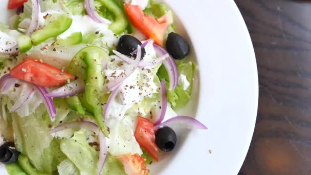 Gros plan de salade grecque dans un bol sur la table. - Séquence, vidéo