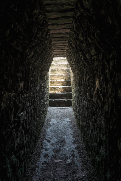 Tumma hauta tunneli pilalla palatsissa archealogical sivusto Palenque, Chiapas, Meksiko - Valokuva, kuva