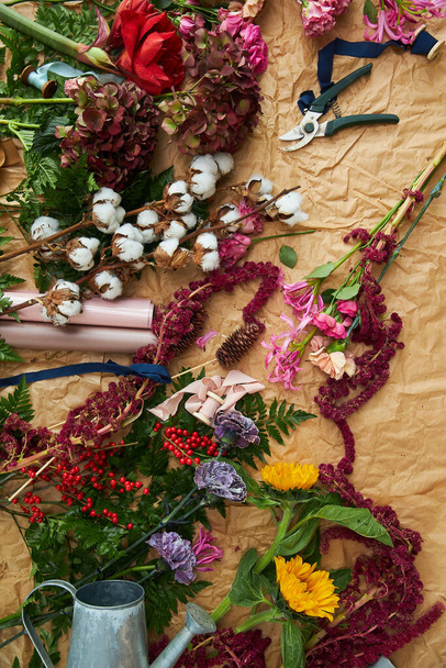 Koostumus flat-lay kukkia ja kukkakaupat välineitä pergamentti paperi veneet - Valokuva, kuva