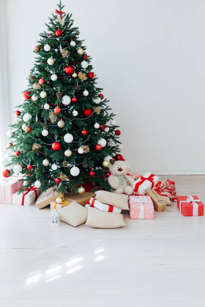 beautiful Christmas tree interior with new year decor gifts - Foto, Bild