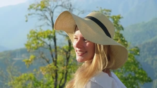 Kesällä muotokuva iloinen nuori blondi - Materiaali, video