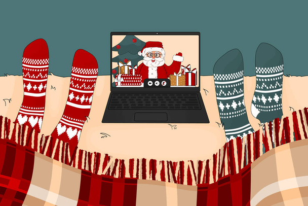 videóhívás a Mikulással és ajándékok karácsonykor. Két ember laptopot néz az ágyon kötött piros és zöld zokniban. - Vektor, kép