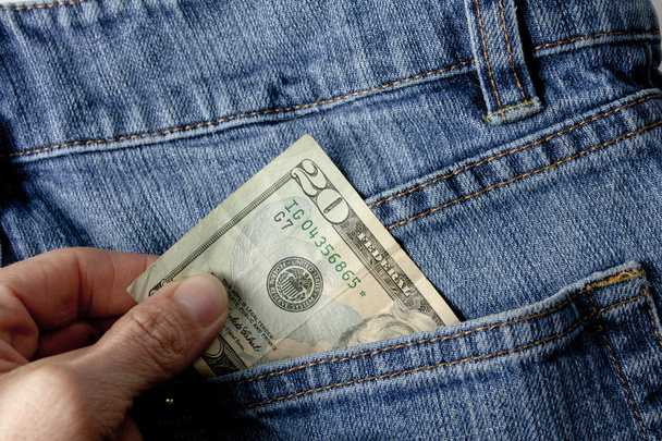 Sacando dinero del bolsillo trasero
 - Foto, imagen