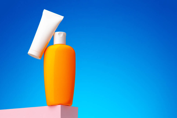 Skincare beauty products container against blue background - 写真・画像