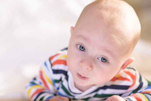 Lapsi vatsassa näyttää uteliaisuus eristetty valkoinen - Valokuva, kuva