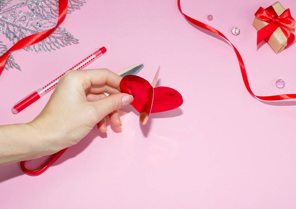 Happy Valentine's Day diy pencil toy step by step. step seven we put hearts on top of each other. - Φωτογραφία, εικόνα