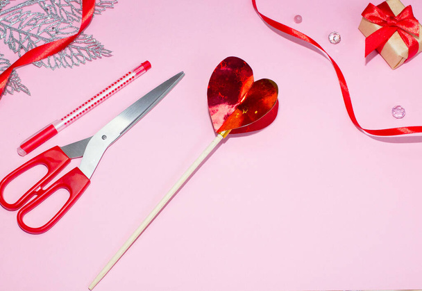 Happy Valentine 's Day Diey Bleistift Spielzeug Schritt für Schritt. Schritt neun fertiges volumetrisches Herz auf einem Stift oder Bleistift. - Foto, Bild