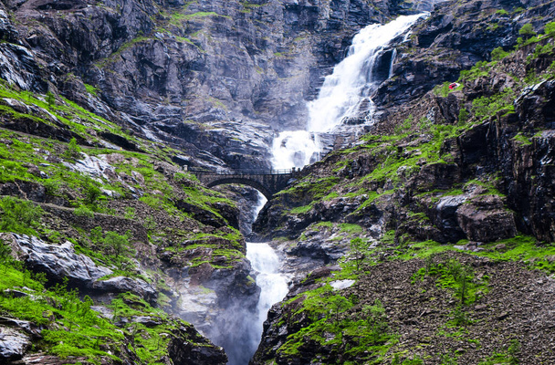 Stigfossen vízesés közelében Trollstigen vagy Troll Stairs, egy szerpentin hegyi út, amely népszerű turisztikai attrakció miatt tizenegy hajtű kanyarodik fel a hegyoldalon. More og Romsdal, Norvégia. - Fotó, kép
