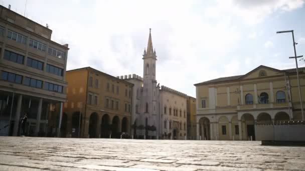 Persone che camminano davanti alla Galleria Parmeggiani in Piazza della Vittoria a Reggio Emilia, Italia. Filmati 4k di alta qualità - Filmati, video