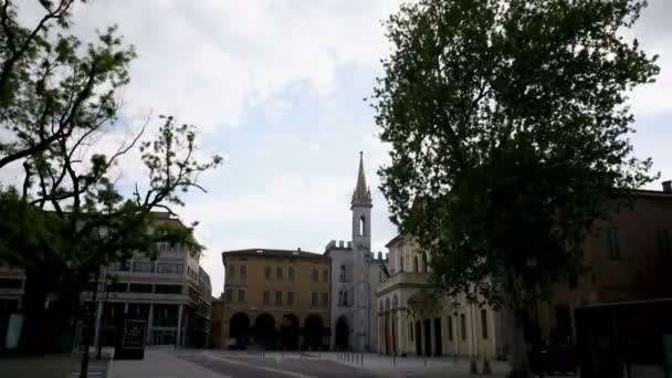Menschen gehen vor der Galleria Parmeggiani auf der Piazza della Vittoria in Reggio Emilia, Italien. Hochwertiges 4k Filmmaterial - Filmmaterial, Video