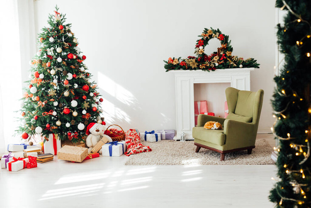 Noel ağacı süslemeleri Noel arifesi süsleri beyaz arka plan - Fotoğraf, Görsel