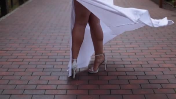  Dziewczyna wiruje w białej sukience - Materiał filmowy, wideo
