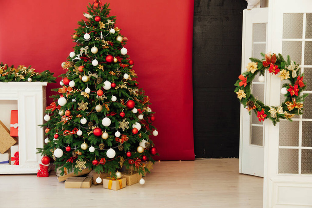 Χριστουγεννιάτικα δέντρα διακόσμηση γιρλάντες Παραμονή Πρωτοχρονιάς διακοπές - Φωτογραφία, εικόνα