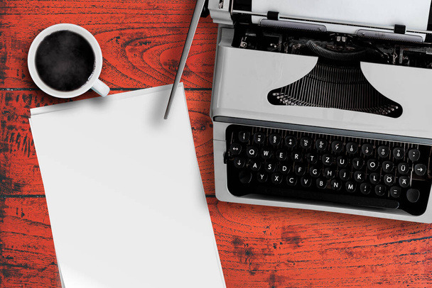 古いタイプライター、熱いコーヒーを蒸すカップとテーブルの上に空白の文字の紙のスタック - 写真・画像
