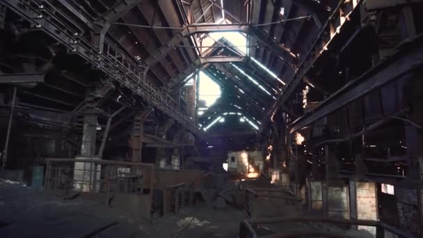 Grande hangar ou oficina de antiga planta metalúrgica industrial enferrujada, atmosfera de destruição e pós-apocalipse - Filmagem, Vídeo
