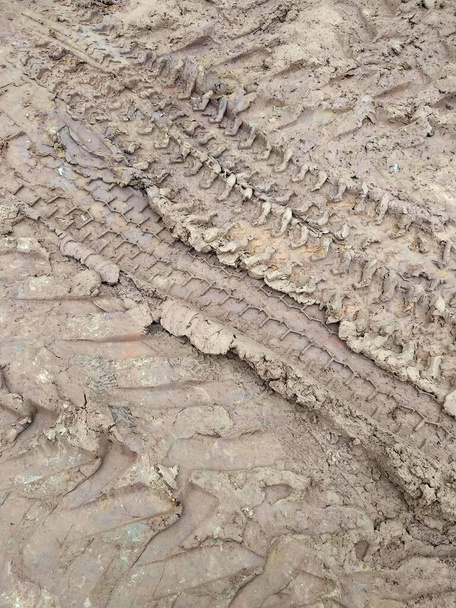 A nehéz jármű gumiabroncsainak jele, amelyek sáros talajon mentek keresztül..  - Fotó, kép