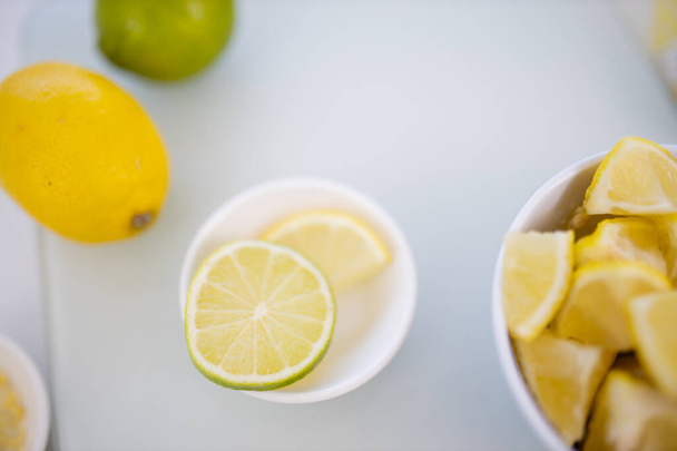 Tigelas de partes de limão e fruto em uma mesa - Foto, Imagem