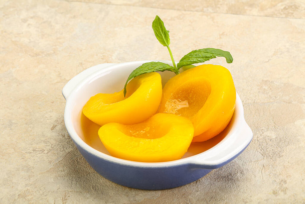 Makeat kypsät persikat ja mintunlehdet - Valokuva, kuva