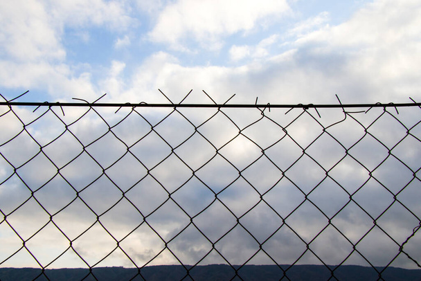 Metal çit arka plan, gerçek çit yakın plan ve beyaz gökyüzü arkaplanı dokusu - Fotoğraf, Görsel