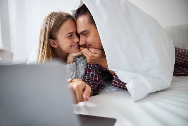 Счастливая любящая пара касается лбов в спальне - Фото, изображение