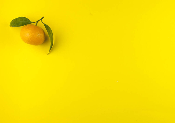 fruta naranja madura sobre fondo amarillo - Foto, Imagen