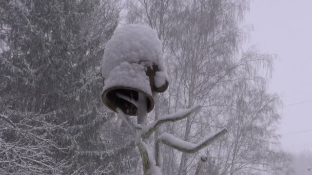Sněhová bouře a starý keramický džbánek v zahradě farmy - Záběry, video