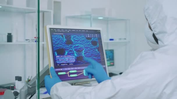 Biochemicy na okładce wpisujący skład szczepionki na wyświetlaczu cyfrowym - Materiał filmowy, wideo