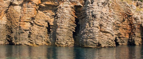 Lähellä Sea Cliff, kerroksellinen kiviä ja kiviä turkoosi sininen merivesi - Valokuva, kuva
