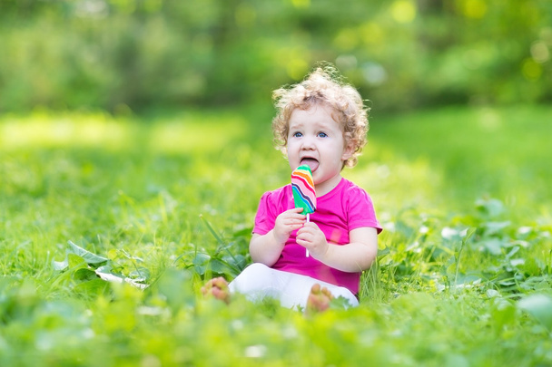 dziecko dziewczynka jedzenie cukierków - Zdjęcie, obraz
