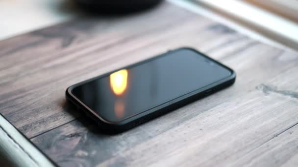Pantalla de iPhone 11 negro que se muestra en la mesa de madera - Metraje, vídeo