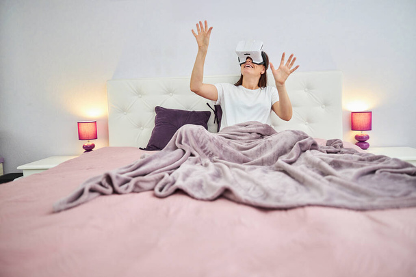 Mulher excitada amando sua experiência de realidade virtual - Foto, Imagem