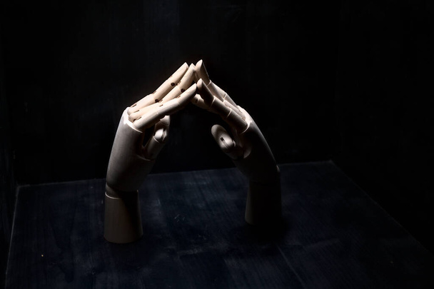 Дві дерев'яні руки, які торкаються самих себе кінчиками пальців
 - Фото, зображення