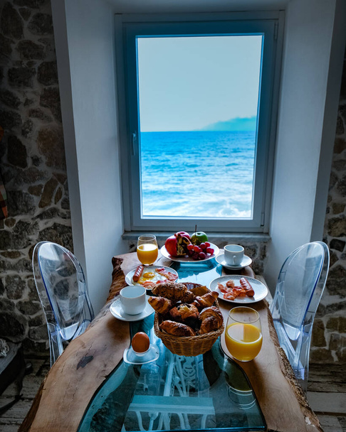 colazione con vista sull'oceano dalla finestra, Cefalu, borgo medievale dell'isola di Sicilia, provincia di Palermo, Italia - Foto, immagini